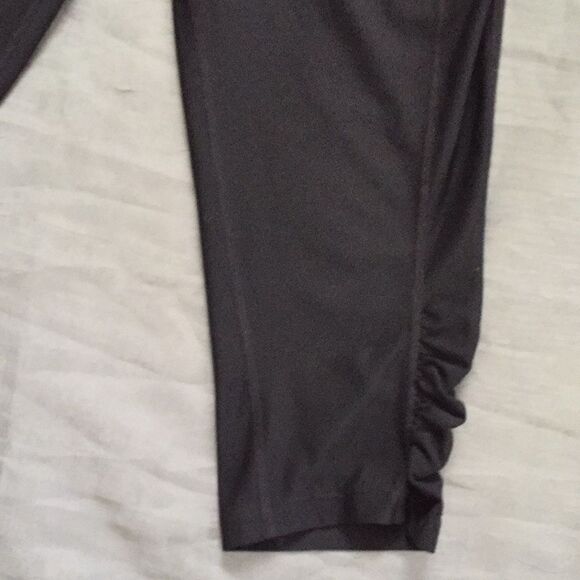 Black Compression Capris Sz Medium - Picture 4 of 6